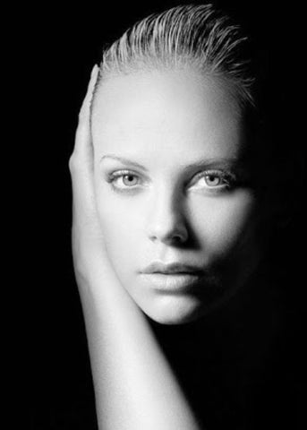 Charlize Theron photo 15x21cm